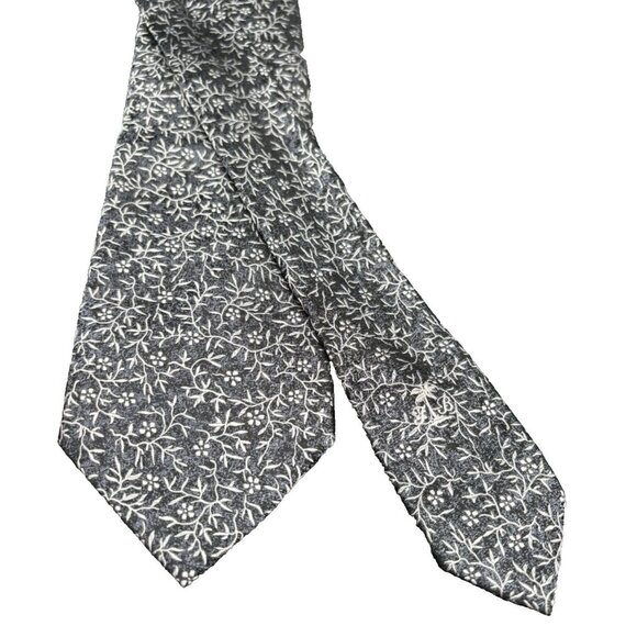 TOMMY BAHAMA Tie Men's 100% Silk 62.5 Black White Hand Sewn Floral Vines GUC - Picture 4 of 10